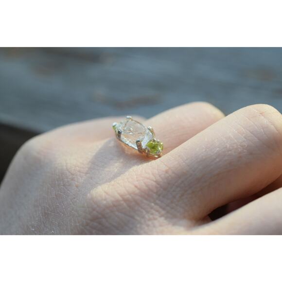 Peridot Ring, unique raw stone ring, natural gemstone ring, anniversary ring - Picture 5 of 8